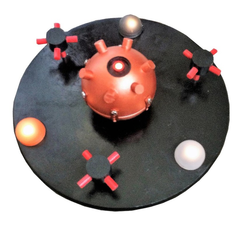 2)thumbnail_Stazione spaziale legno dipinto e led interattivo cm40x40x16 2017